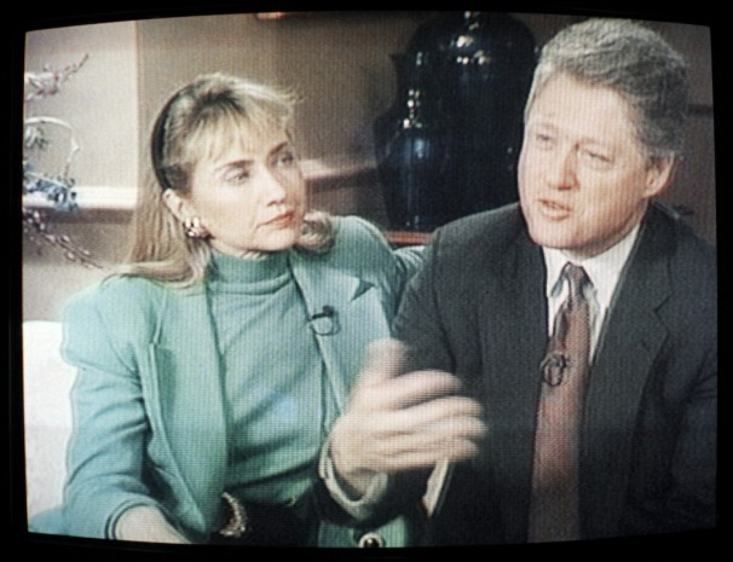 Ngày 26/1/1992, ông Clinton xuất hiện trên truyền hình cùng vợ để bác bỏ những tin đồn ông quan hệ lén lút với cô Gennifer Flowers, nữ ca sĩ phòng trà nổi tiếng ở bang Arkansas. Những tin đồn nảy sinh trước khi đảng Dân chủ tổ chức đại hội để chọn ra ứng viên đại diện chính thức. Sự xuất hiện 