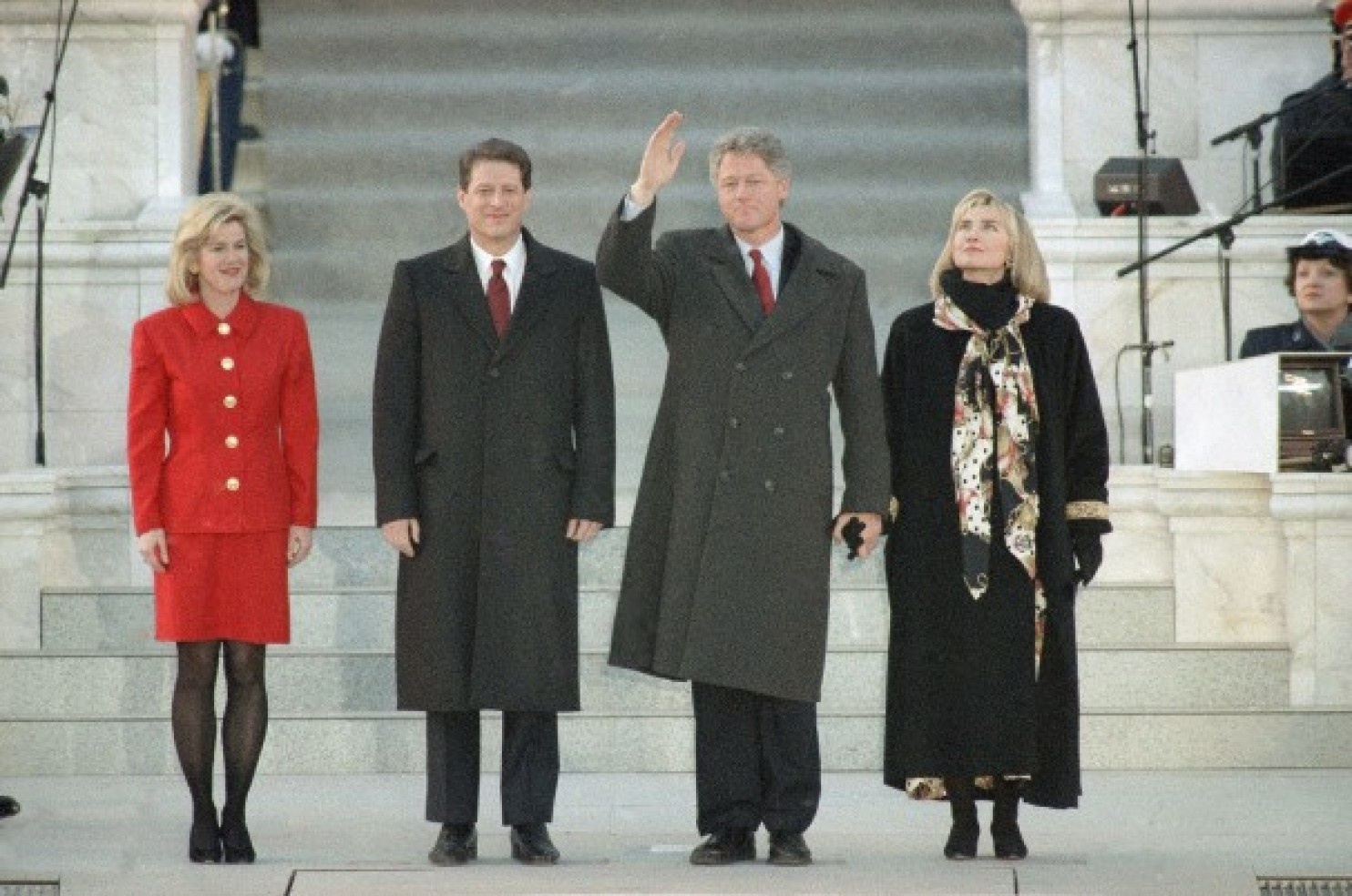 Gia đình Clinton và gia đình ông Al Gore trong buổi lễ nhậm chức tổng thống và phó tổng thống Mỹ ngày 17/1/1993. Bà Clinton trở thành Đệ nhất Phu nhân Mỹ đầu tiên có học vị sau đại học. Ảnh: AP