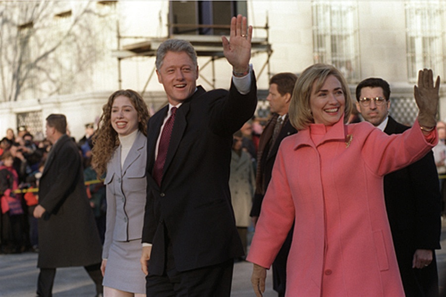 Bà Hillary cùng chồng và con gái trong ngày ông Bill Clinton nhậm chức tổng thống Mỹ nhiệm kỳ 2 ngày 20/1/1997. Ảnh: White House