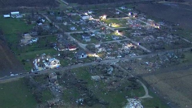 Thị trấn Fairdale hoang tàn do vòi rồng nhìn từ trên không. Ảnh: dailyherald.com