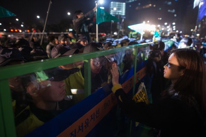 Lực lượng an ninh chặn đám đông diễu hành đến phủ tổng thống Ảnh: AFP