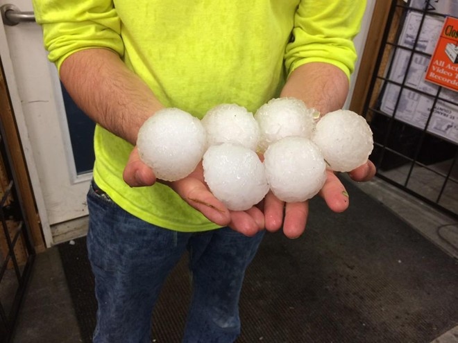 Một người dân ở thành phố Farmington, bang Missouri (Mỹ) cầm những viên mưa đá to bằng quả bóng tennis 