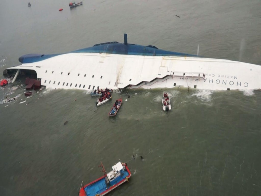 Tàu Sewol, tải trọng 6.835 tấn, thực hiện hải trình từ Incheon tới Jeju, Hàn Quốc đã lật nghiêng sau đó chìm ở vùng biển cách đảo Byungpoong, Hàn Quốc khoảng 20 km, khiến 304 người chết và mất tích vào ngày 16/4/2014.