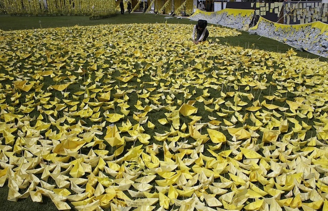 Người dân Hàn Quốc gấp hàng nghìn thuyền giấy và đặt chúng tại bàn thờ chung dành cho các nạn nhân 