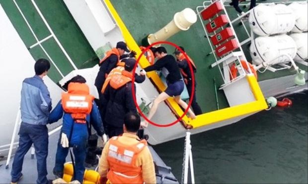 Thuyền trưởng tàu Sewol, Lee Jun Seok, mặc quần cộc thoát khỏi tàu Sewol, để lại hàng trăm hành khách đang gặp nguy hiểm.