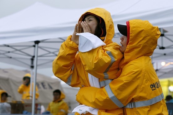 Một phụ huynh học sinh gọi tên con 