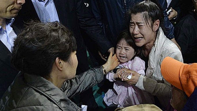 Tổng thống Park Geun Hye hỏi thăm bé Ji Yeon (5 tuổi) sau khi bé được cứu. Bé gái duy nhất trong một gia đình 4 người sống sót sau khi được bố mẹ và anh trai nhường cho chiếc áo phao duy nhất.