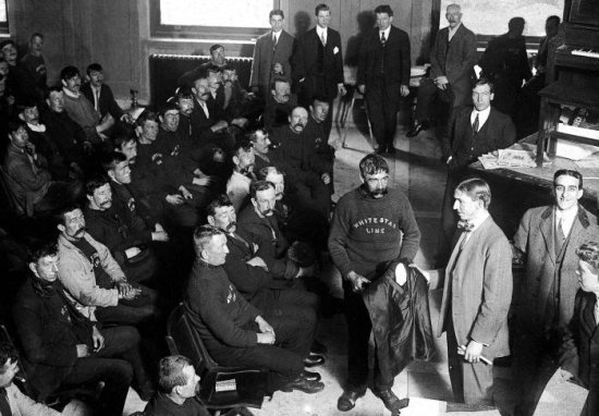 Những hành khách sống sót sau thảm họa được đưa tới thành phố New York.