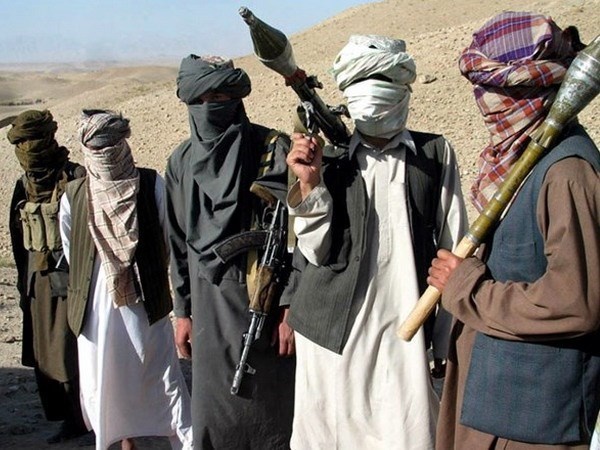 Hang chuc binh si Afghanistan bi Taliban giet va chat dau hinh anh