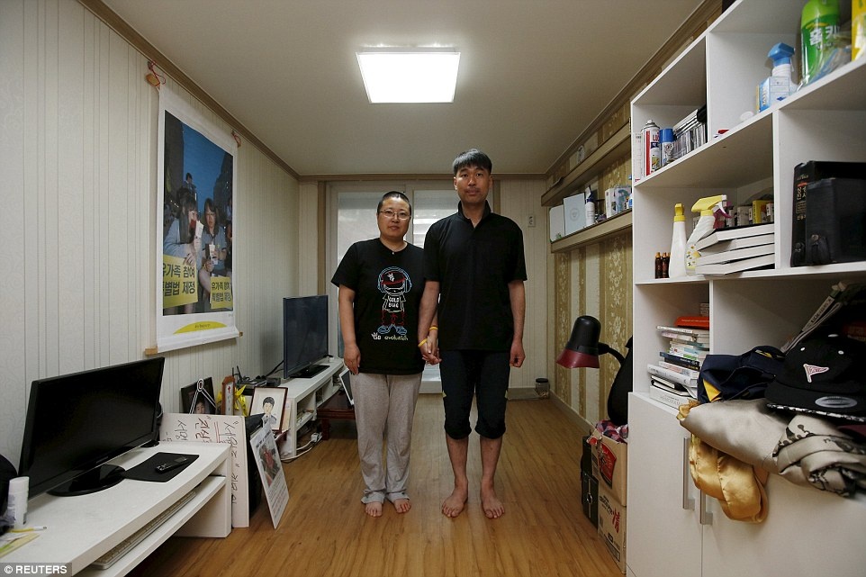 Kim Young Lae (phải) và Kim Sung Sil, phụ huynh của em Kim Dong Hyuk, một trong hơn 300 nạn nhân thiệt mạng vì thảm kịch chìm tàu Sewol. Bà Kim Young Lae khẳng định: “Chúng tôi sẽ yêu cầu điều tra toàn diện về tai nạn này. Những kẻ có tội chắc chắn phải bị trừng phạt. Bi kịch có thể tái diễn nếu chúng ta không hiểu rõ ngọn ngành nguyên nhân”. 