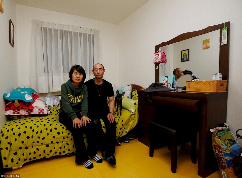 Ông bà Huh Heung Hwan (phải) và Park Eun Mi mất con gái Huh Da Yoon. “Tôi không còn nghĩ được gì khác ngoài việc tìm kiếm con gái. Tôi sẽ không bỏ cuộc. Đối với tôi, mỗi ngày vừa qua đều giống như ngày định mệnh 16/4/2014. Tôi từng nghĩ rằng cứ sống một cuộc đời bình thường là điều dễ dàng nhất. Nhưng bây giờ mọi thứ trở nên quá khó khăn với tôi”, bà Park nói.