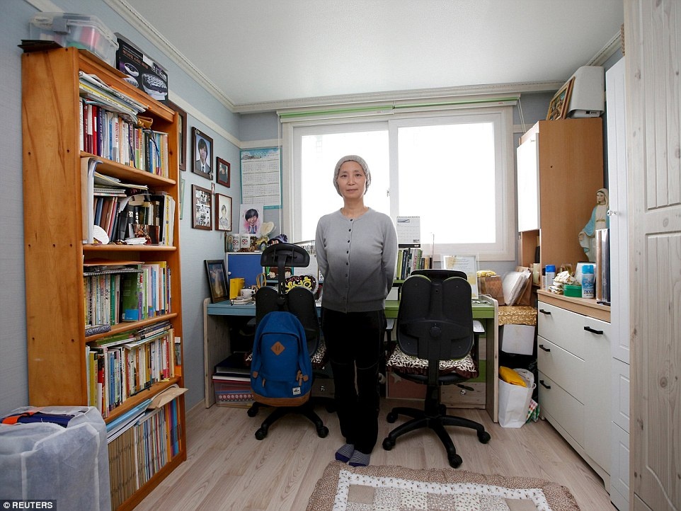 Bà Jung Hye Suk, mẹ của cậu Park Sung Ho, chụp trong phòng riêng của con trai. “Những đứa con ngoan phải qua đời oan uổng vì sai sót của người lớn. Thảm kịch tàu Sewol khiến chúng ta tỉnh giấc về những lỗi lầm này, để sửa chữa chúng dù mọi việc đã quá muộn. Các con của chúng ta không oán trách cuộc sống. Vào những phút cuối, chúng nỗ lực giúp đỡ lẫn nhau và vẫn luôn nghĩ về gia đình. Chẳng phải đó là điều mà bọn trẻ đã dạy chúng ta”?