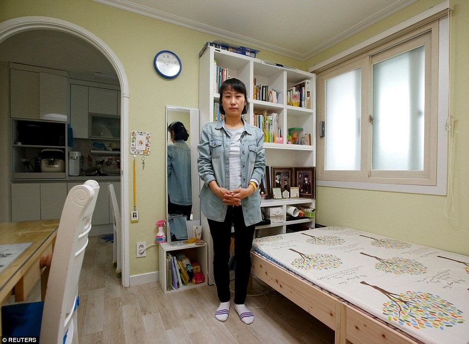 Bà Kim Yu Jeong chụp trong phòng riêng của con gái, cô Jeon Ha Yeong. “Tôi ước gì đất nước này có thể khiến người dân cảm thấy họ đang được bảo vệ. Chúng ta là người lớn, chúng ta phải tự bảo vệ con mình. Tôi hi vọng bọn trẻ khi lớn lên sẽ dẫn dắt Hàn Quốc theo con đường đúng đắn”.