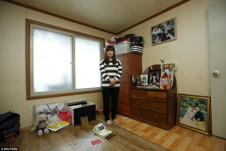 Ảnh của nữ sinh Park Ye Ji, con gái của bà Eom Ji Yeong, treo giữa phòng riêng của cô bé. Thảm kịch tàu Sewol ngày 16/4/2014 đã cướp đi sinh mạng của hơn 300 người.  Phần lớn các nạn nhân là học sinh và giáo viên tại trường phổ thong Danwon. 