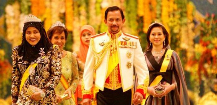 Quốc vương Brunei Hassanal Bolkiah là một trong những người giàu nhất thế giới, với khối tài sản lên tới <abbr class=