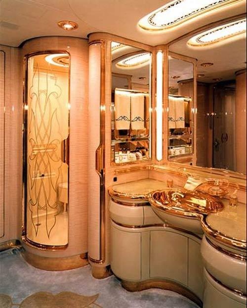 257 phòng tắm trong cung điện đều được dát vàng và bạc. 