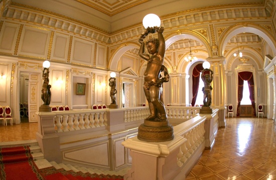 Đồ nội thất trong dinh thự đều được mạ vàng và kim cương. Ảnh: Epravda.com.ua 