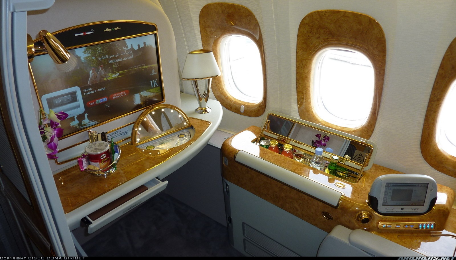 Tương tự, đồ nội thất trên chuyên cơ của quốc vương cũng được mạ vàng bóng loáng. 