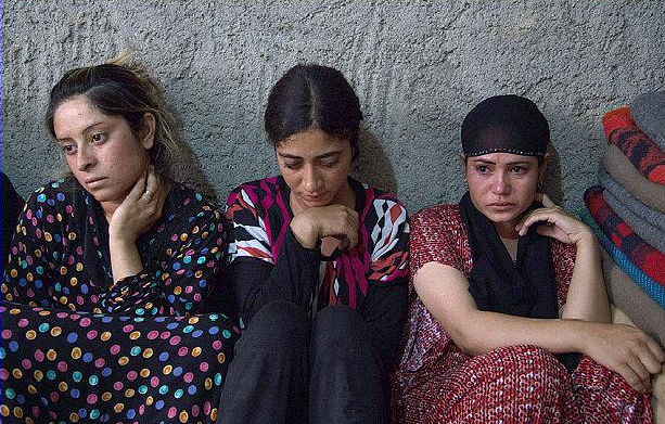 IS thường bắt các cô gái Yazidi để biến họ thành những nô lệ tình ducj. Ảnh: REX