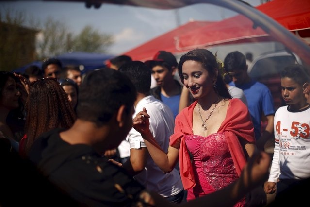 Hội chợ là một sự kiện truyền thống của người Roma tại Bulgaria, tổ chức nhiều đợt mỗi năm. Đây không chỉ là cơ hội để những người đàn ông chưa vợ đến tìm ý trung nhân, mà còn là dịp để các bậc phụ huynh gặp gỡ và sắp xếp hôn sự cho con cái, theo Daily Mail.