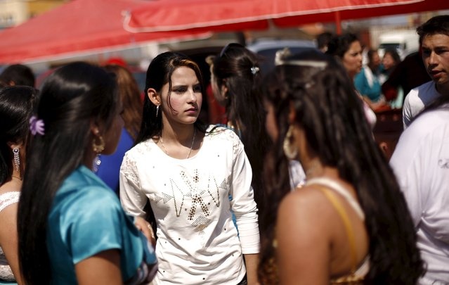 Những thanh niên dự hội chợ vui vẻ khiêu vũ cùng nhau. Họ có thể tự do tìm hiểu tại hội chợ, nhưng hôn nhân chỉ diễn ra khi có sự đồng ý của gia đình hai bên.