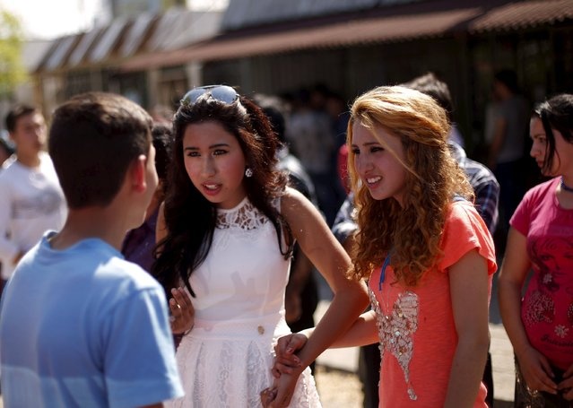 Đa phần thanh niên bộ tộc Kalaidjii đều kết hôn khi khoảng 20 tuổi. Nếu chàng trai vừa ý một cô gái, gia đình anh ta phải đề nghị mức hồi môn thích hợp với nhà gái nếu họ muốn tổ chức đám cưới.