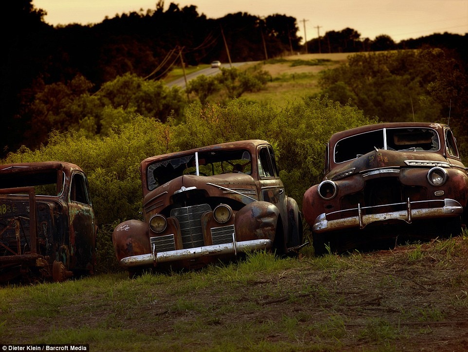 Người dân bang Oklahoma, Mỹ, bỏ lại những ôtô cũ kỹ ngay trên một cánh đồng.