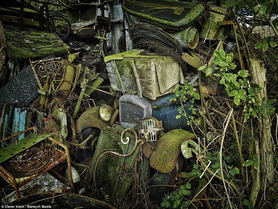 Một ôtô cũ nằm vùi sâu dưới hàng lớp rác trong một khu rừng tại Pháp.