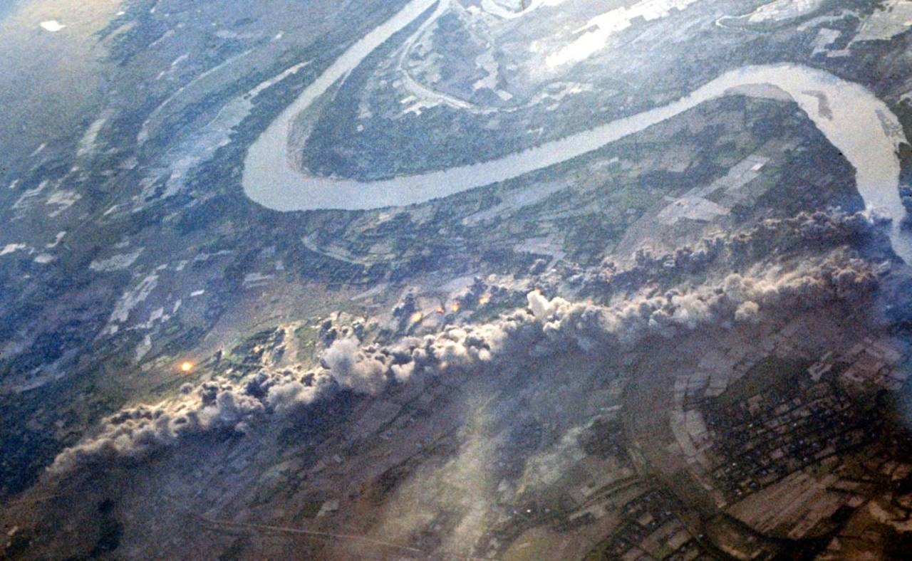 B-52 thả bom xuống các căn cứ của quân đội Việt Nam trong chiến dịch Arc Light.