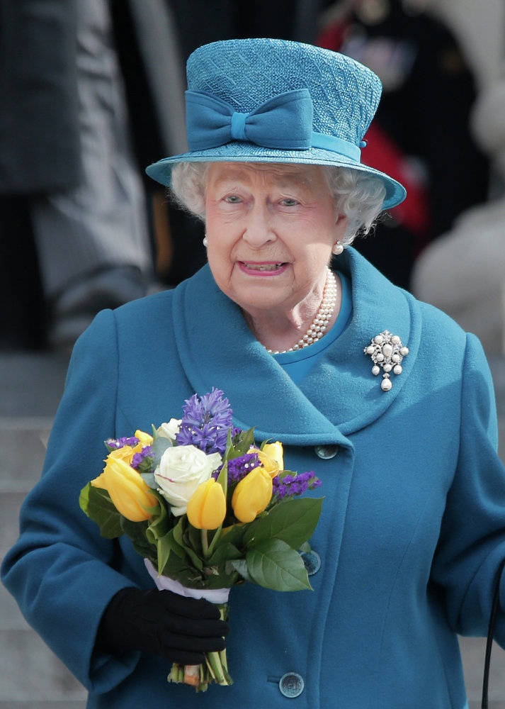 Elizabeth II là đương kim nữ hoàng Anh và 15 quốc gia độc lập thuộc Khối Thịnh vượng chung Anh. Bà là con gái của vua George VI và hoàng hậu Elizabeth. Bà sinh năm 1926 và trở thành nữ hoàng khi 25 tuổi. Elizabeth tại vị trong hơn 50 năm và là người có thời gian cai trị dài thứ hai sau nữ hoàng Victoria. 