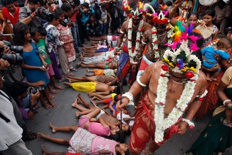 Một trong những phong tục vào ngày lễ là các giáo sĩ cầu may cho trẻ em. Họ dùng chân xoa lên đầu, mặt, ngực và cơ thể đứa trẻ.