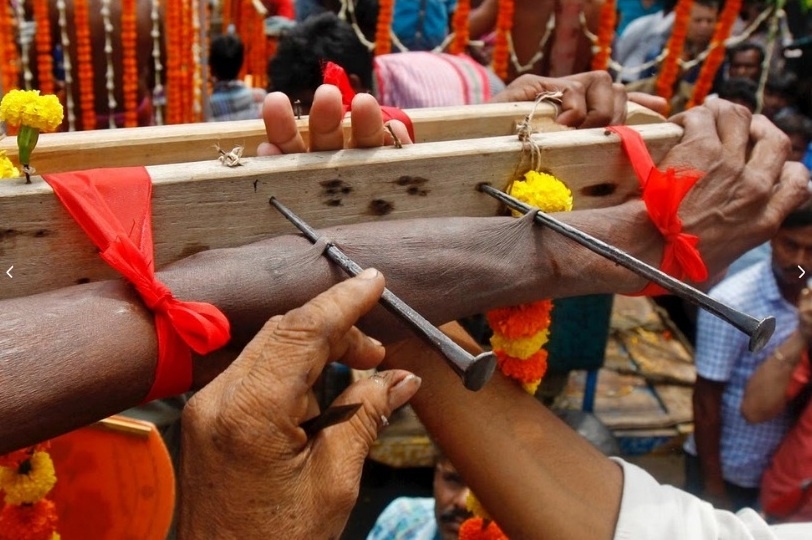 Dong dinh vao tay, xoa chan len mat de cau may o An Do hinh anh