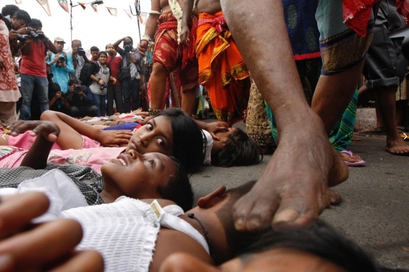 Phụ huynh hi vọng con họ sẽ có cuộc sống sung túc và khỏe mạnh sau nghi lễ cầu may này.