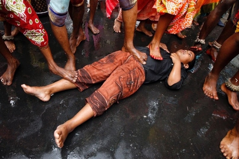 Nhiều gia đình đặt trẻ con nằm sẵn trên đường để chờ các vị giáo sĩ đi qua và làm phép cầu may mắn. Các bé gái hào hứng theo dõi hoạt động của các giáo sĩ.