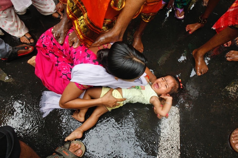 Dù đây là một phong tục lâu đời của người Hindu, nhiều em bé vẫn sợ hãi khi các giáo sĩ đến gần.