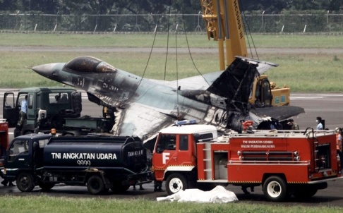 Phi co F-16 bat ngo chay truoc khi cat canh o Indonesia hinh anh