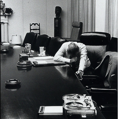Tổng thống Mỹ Lyndon B. Johnson nghe băng ghi âm do con rể của ông ta là Đại úy Charles Robb ghi. Robb lúc đó là đại đội trưởng lính thủy đánh bộ Mỹ tham chiến tại Việt Nam. 