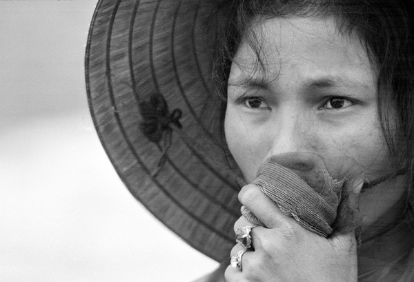 Một phụ nữ đang nhìn ngôi mộ tập thể được khai quật tại Điện Bài, phía Đông của Huế vào tháng 04/1969. Cô lo sợ rằng chồng, cha và em trai của cô – những người mất tích từ dịp tết Mậu Thân - đã bị chết.