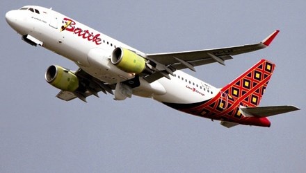 May bay Indonesia phai ha canh khan cap vi nghi co bom hinh anh