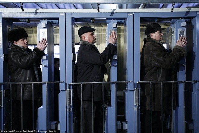 Các công nhân kiểm tra nồng độ phóng xạ trước khi rời nhà máy. 30 năm sau thảm họa hạt nhân tồi tệ,