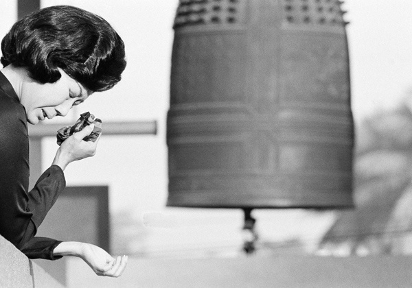 Một góa phụ Việt Nam khóc khi tiếng chuông tại một ngôi chùa Phật giáo tại Sài Gòn vang lên ngày 28/1/1973. Cũng chính ngày này, vào lúc 8h, thỏa thuận ngừng bắn giữa hai phía bắt đầu có hiệu lực. Mỹ bắt đầu rút quân khỏi Việt Nam. 2 tháng sau khi Hiệp định Paris được ký kết ngày 27/1/1973, những toán lính Mỹ cuối cùng rời khỏi Việt Nam.