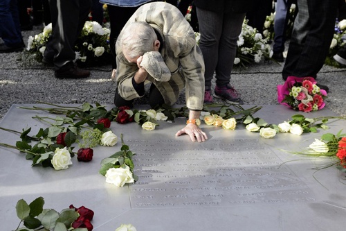 Người sống sót Alexander Danilowitsch Bitschok quỳ tại đài tưởng niệm ở trại tập trung Buchenwald của Đức Quốc xã gần Weimar, Đức trong dịp kỷ niệm 70 năm ngày giải phóng trại này