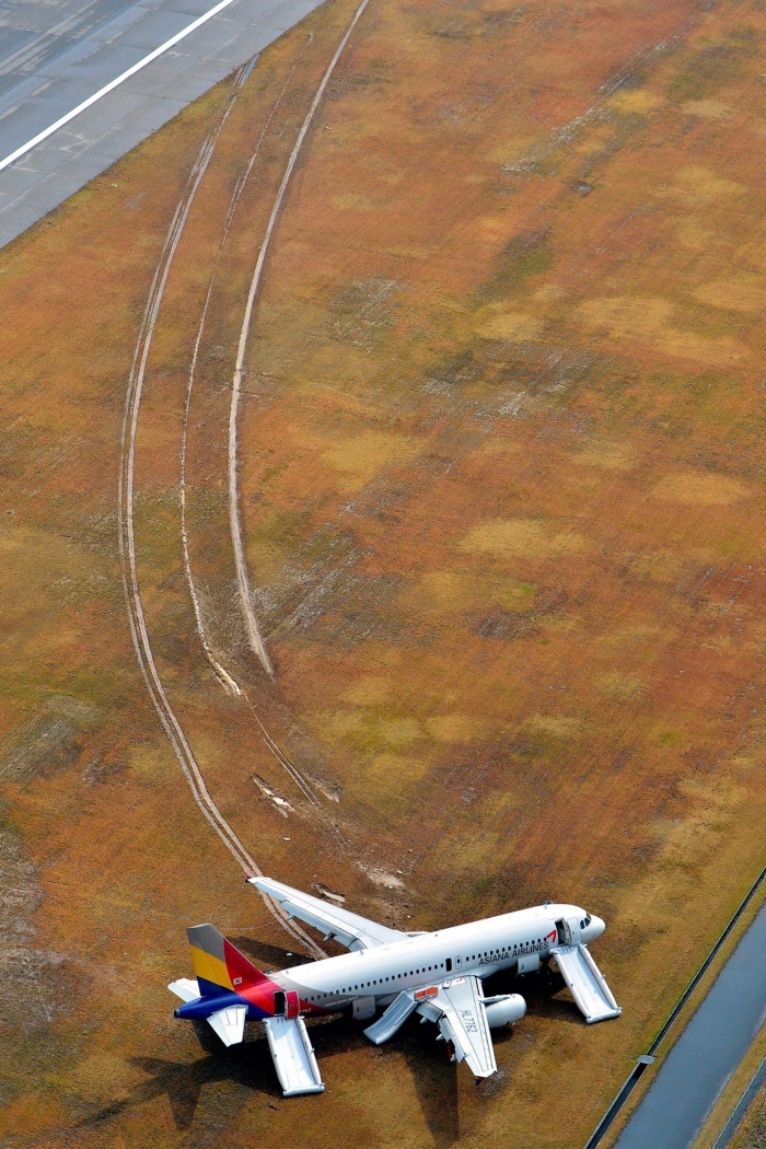 Máy bay Asiana Airlines trượt khỏi đường băng tại thành phố Hiroshima, Nhật Bản sau khi đâm vào một tòa tháp truyền thông, hôm 15/4. Sự cố khiến 27 hành khách bị thương nhẹ.  Ảnh: Ashahi Shimbum