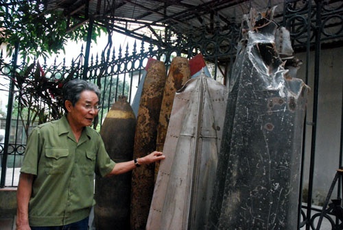 Ông Nguyễn Mạnh Hiệp bên những kỷ vật chiến tranh tại “bảo tàng”.