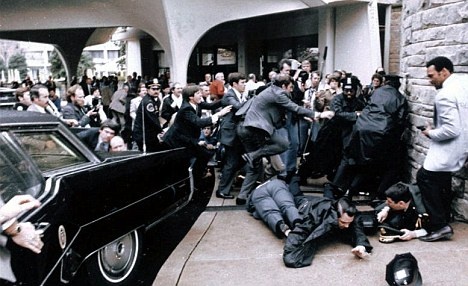 Ke am sat tong thong My hon 30 nam truoc dang song ra sao? hinh anh