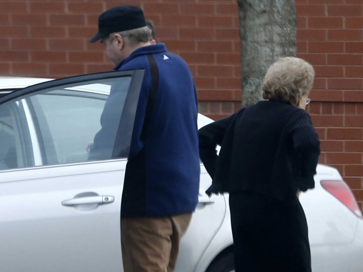 John Hinckley và mẹ bước vào ôtô sau khi họ rời một trung tâm giải trí ở Williamsburg. Ảnh: BI