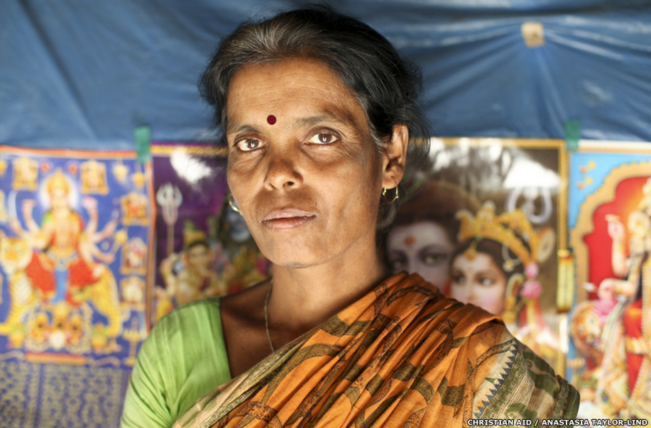 Nhiều người dân vẫn câu cá ở các sông và kênh rạch chảy xuyên qua đồng bằng Sundarban. Chồng của bà Laxmi Dhali qua đời 6 năm trước vì bị hổ vồ khi ông đang đánh cá trong rừng. “Con trai tôi vẫn đi câu cá hàng ngày. Tôi không thể ngủ được chừng nào thằng bé trở về nhà. Nhiều khi, vì quá lo lắng, tôi còn đi theo nó”.