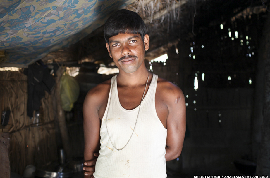 Avijit Dhali trở thành trụ cột gia đình sau khi cha của anh bị hổ vồ. “Cảm giác sợ hãi vẫn bủa vây tâm trí khi tôi câu cá. Nhưng tôi không còn lựa chọn khác bởi muốn duy trì sự sống, tôi cần thức ăn”, Avijit cho biết. 