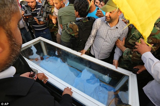 Dan Iraq chen nhau xem xac thu linh rau do cua IS hinh anh