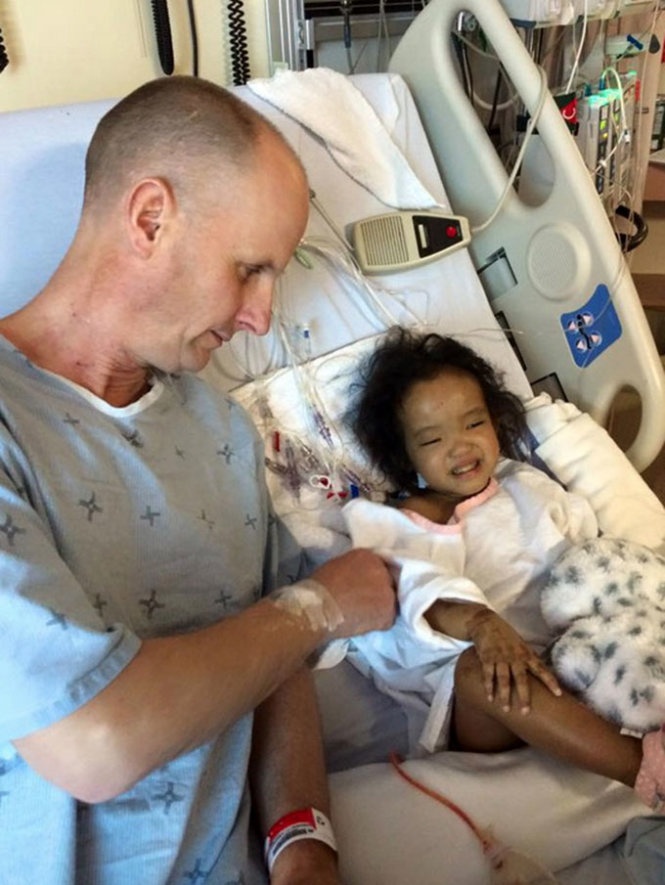 Ông Michael và con gái nuôi Phuoc Wagner sau ca phẫu thuật ghép gan tháng 2/2015. Ảnh: Facebook/Liver transplants for our Vietnamese twin girls